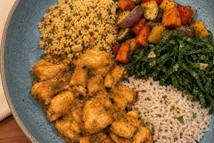 td. Moqueca de frango, arroz integral, farofinha de banana da terra, couve e mix de legumes.