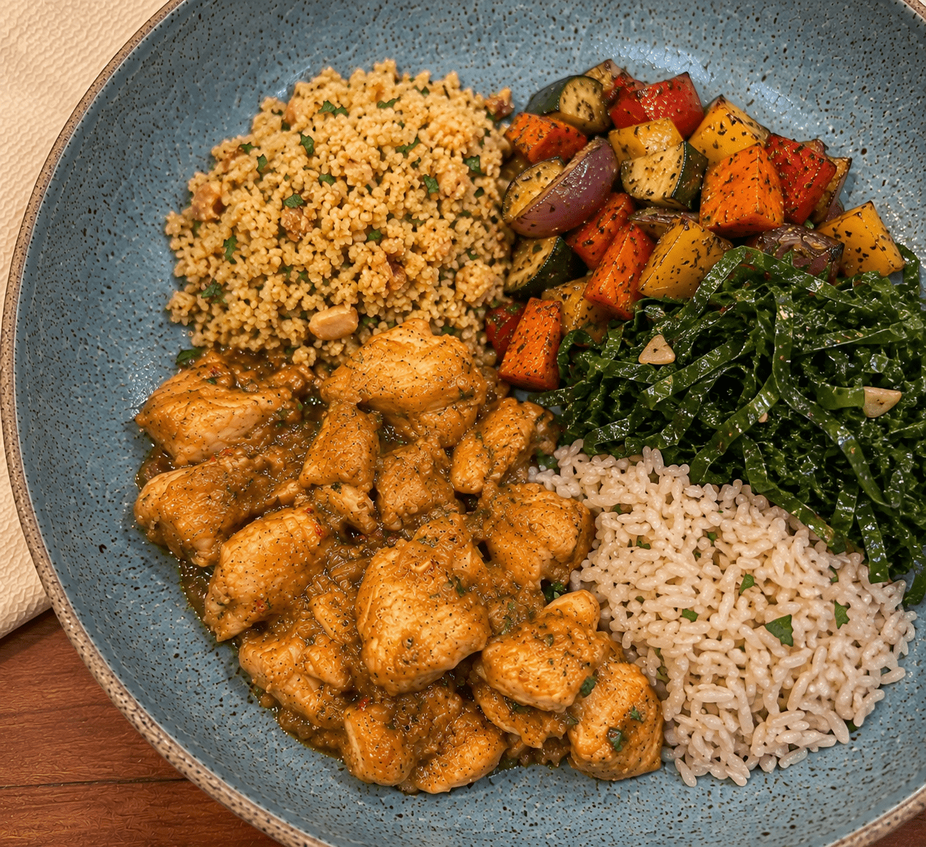 td. Moqueca de frango, arroz integral, farofinha de banana da terra, couve e mix de legumes.