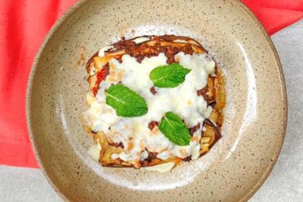 lc. Moussaka de berinjela com carne, gratinada com mussarela de búfula