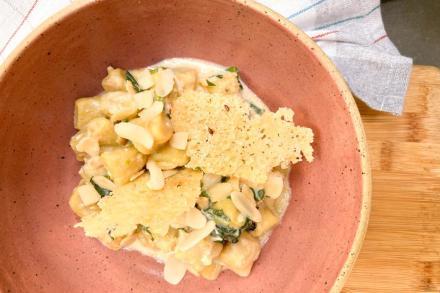td. Nhoque de batata doce ao limone com lascas de salmão, espinafre e amêndoas