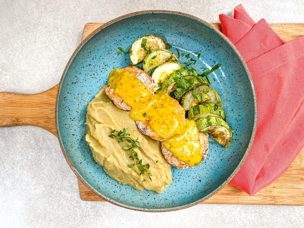 KIT td. Nuggets de frango caseiro ao molho dijon e mel, purê de batata doce e abobrinha tostada