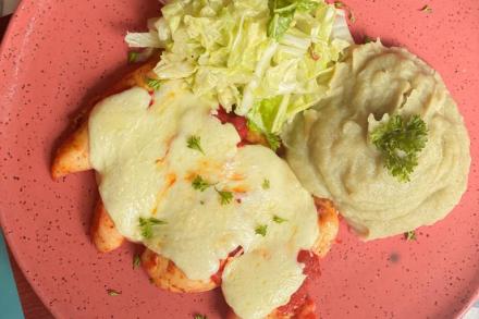 td. Filézinhos de frango à parmegiana, purê de batata doce e saladinha de acelga