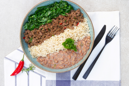 td. Pê -efe &EAT de carne moida, arroz integral, feijão, farofinha e couve.