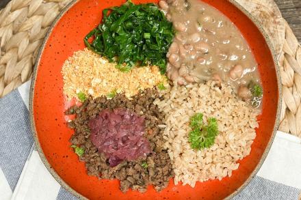 KIT v. Pê-efe &EAT veggie - carne moída vegetal, vinagrete de cebola roxa, arroz integral, feijão carioca, farofinha e couve