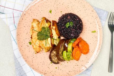 td. Filé de Saint Peter grelhado ao molho cremoso de limão e alho, arroz negro e legumes sauté