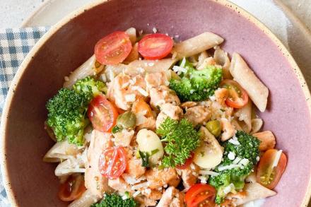 td. Penne integral ao limone com lascas de salmão, brócolis e amêndoas