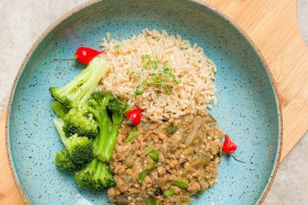 v. Berinjela com carne vegetal ao missô, arroz integral e brócolis sauté