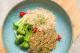 v. Berinjela com carne vegetal ao missô, arroz integral e brócolis sauté