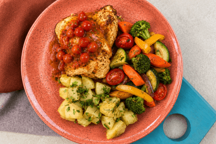 td. Sobrecoxa de frango com molho pimenta biquinho, batata rústica e legumes ao forno