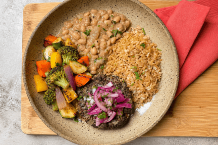 td.  Hambúrguer de fraldinha ao molho vinagrete, arroz integral, feijão e mix de legumes.