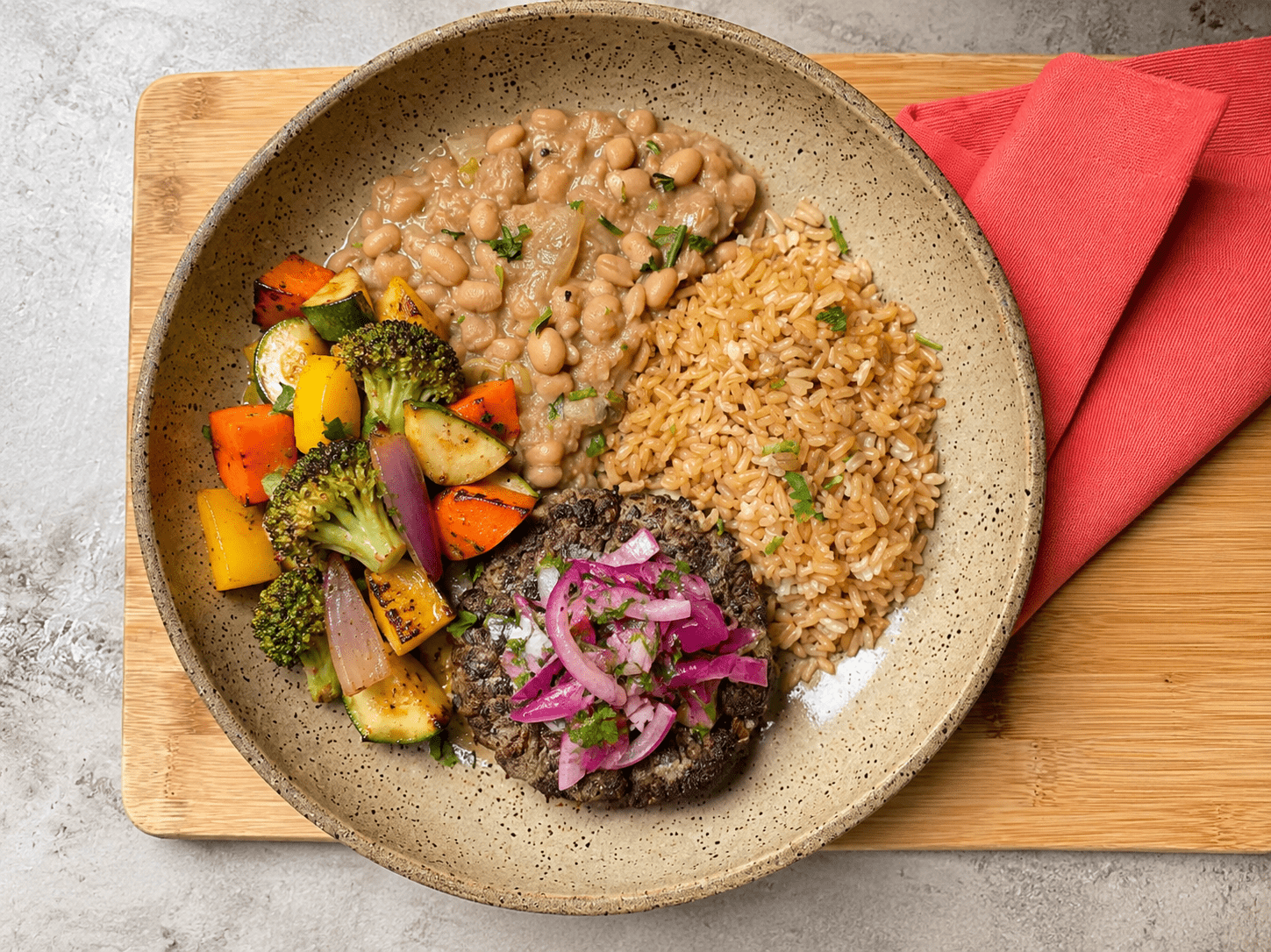 td.  Hambúrguer de fraldinha ao molho vinagrete, arroz integral, feijão e mix de legumes.