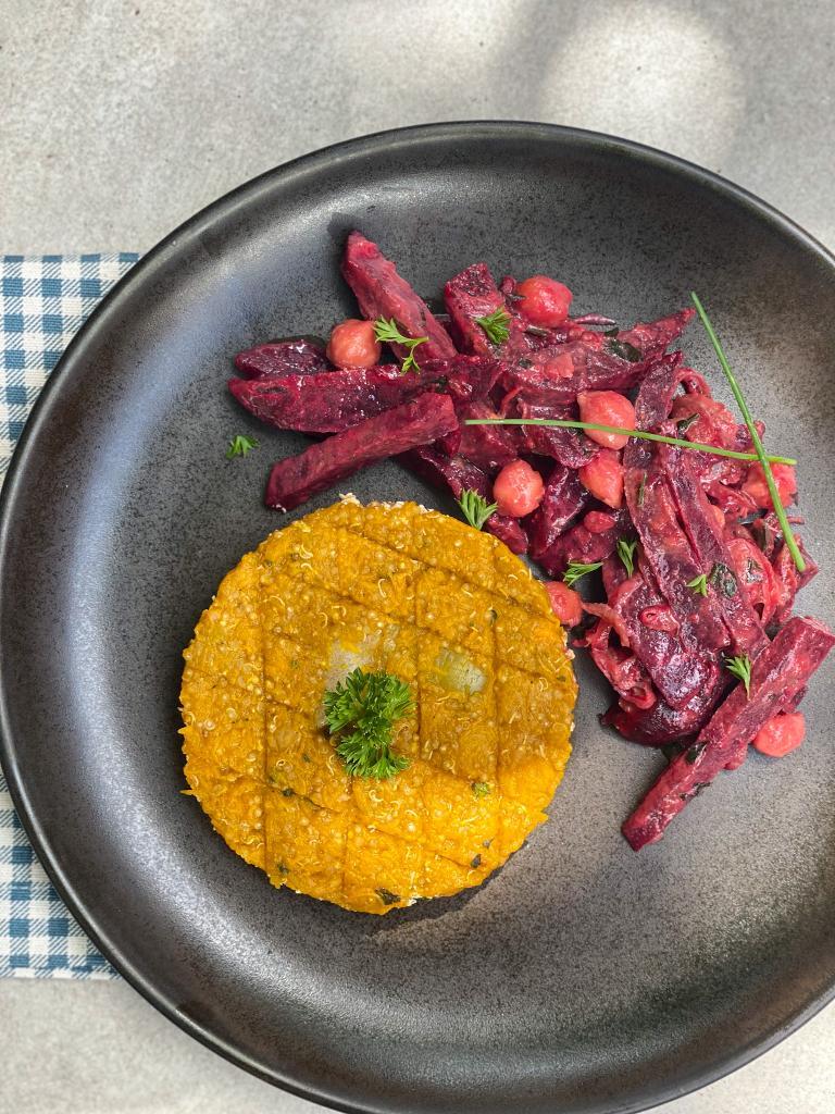 KIT v. Quibe de abóbora japonesa com ricota nozes e quinoa, salada de grão de bico com beterraba e tahine