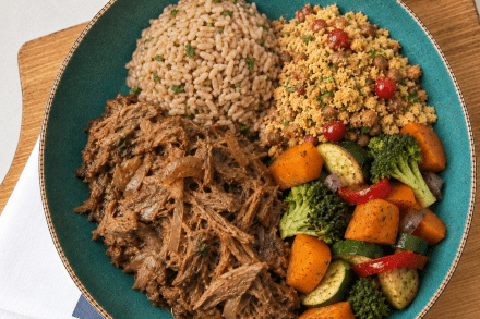 td. Ragú de pernil na cachaça, arroz integral, farofa de pimenta biquinho e mix de legumes.