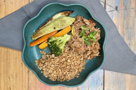 td. Ragú de carne bovina ao molho de tomate fresco, arroz integral e legumes ao forno.