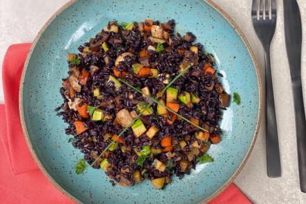 v. Risoto de arroz negro com frutos do mato e mix de cogumelos