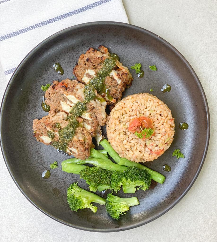 KIT td. Rocambole de carne à pizzaiolo, arroz integral com tomate seco e brócolis com vagem sauté
