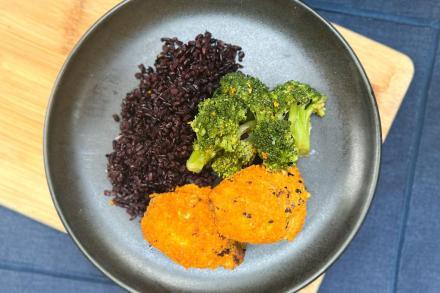 td. Rolê de frango empanadinho na farinha de castanha e recheado com shimeji, arroz negro e legumes