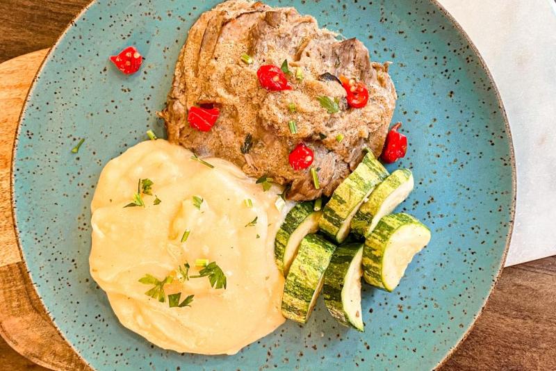 KIT td. Rosbife de carne acebolado, purê cremoso de batatas e abobrinha grelhada