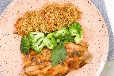 td. Saint peter ao forno com molho oriental, bifum de legumes ao curry e brócolis ao alho