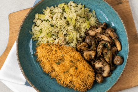 lc. Peito de frango empanado ao molho vinagrete, mix de cogumelos  e legumes.