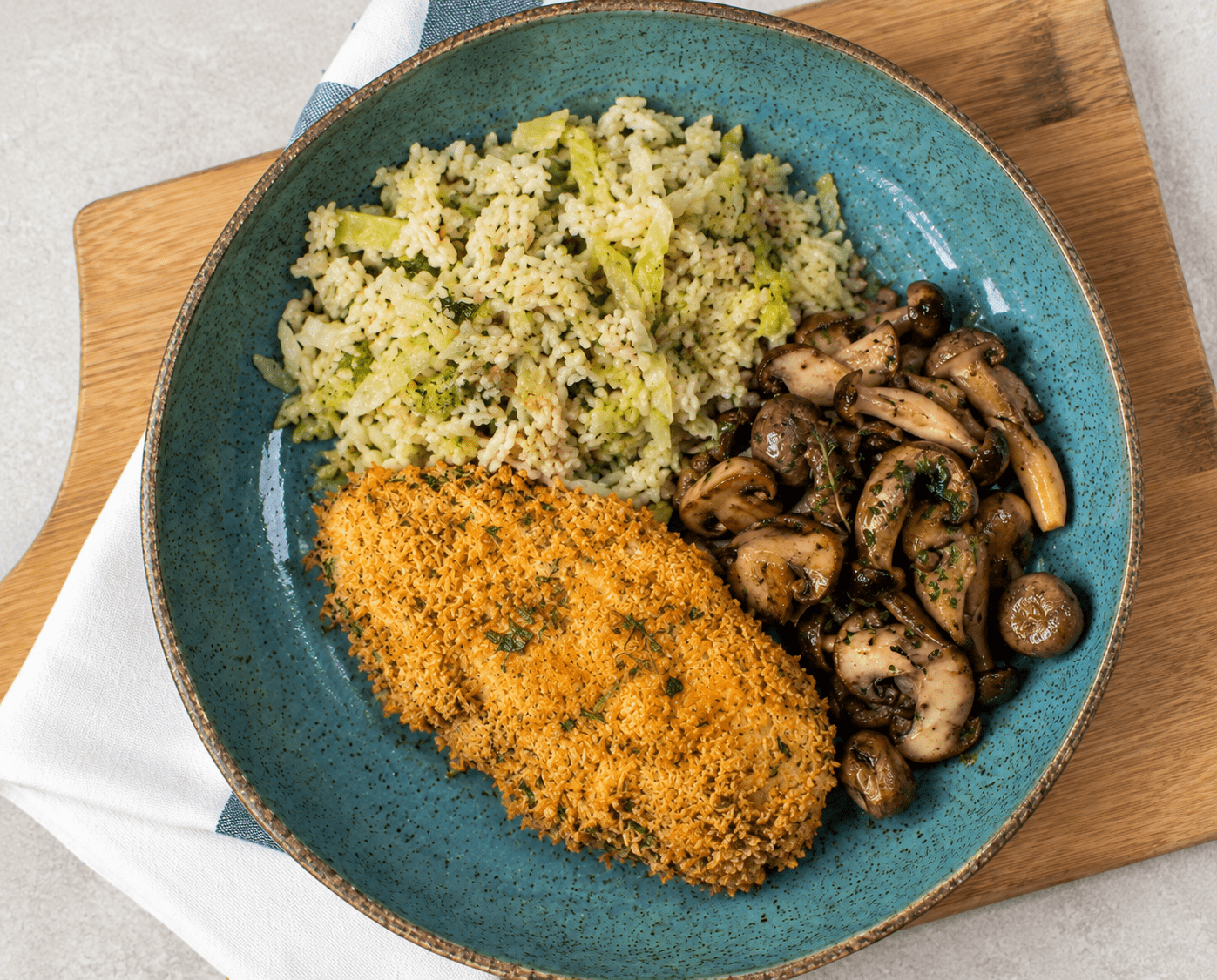 lc. Peito de frango empanado ao molho vinagrete, mix de cogumelos  e legumes.