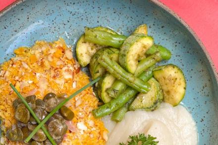 lc. Filé de saint peter com crosta de amêndoas, purê de couve flor e vagem com abobrinha sauté com ervas