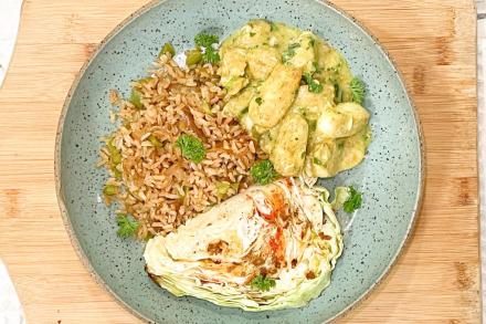 td. Saint peter ao molho estilo thai, arroz integral com pimentão, cebola caramelizada levemente picante e repolho na brasa