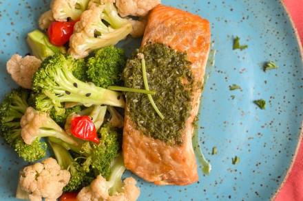 lc. Salmão grelhado com ervas, floretes de couve flor e brócolis tostados ao molho ponzu