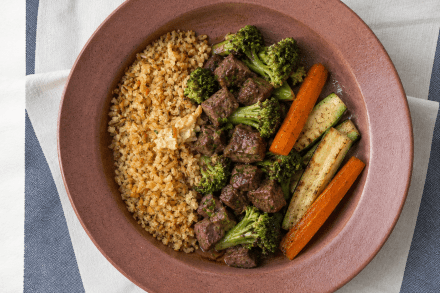 td. Carne com brócolis ao molho oriental, yakimeshi e legumes ao forno;