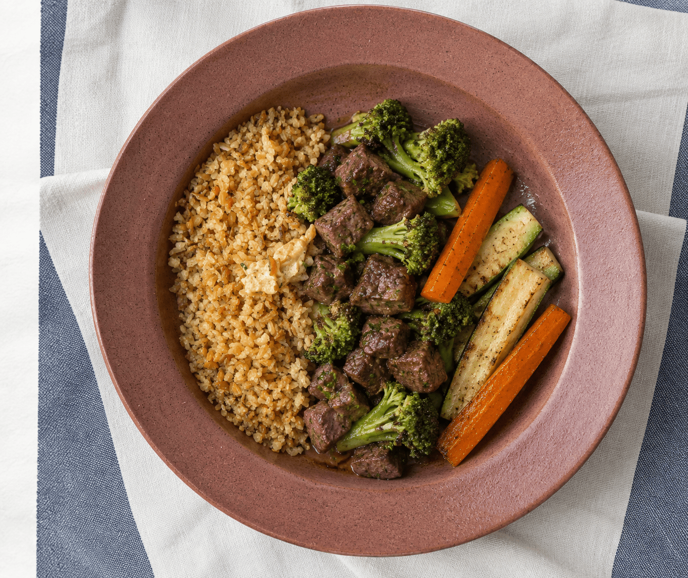 td. Carne com brócolis ao molho oriental, yakimeshi e legumes ao forno;