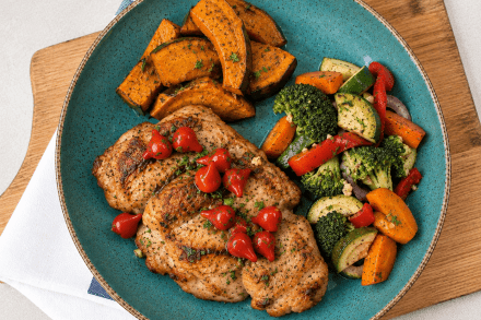 Lc. Sobrecoxa de frango grelhada com pimenta biquinho, abóbora assada e legumes ao azeite de alho