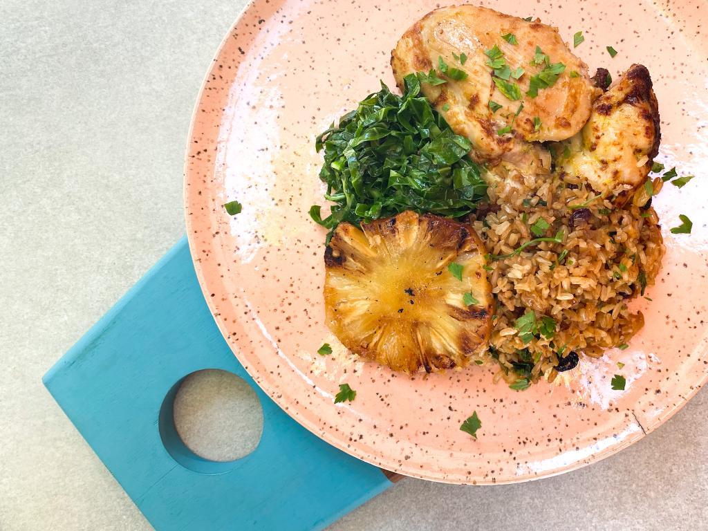 KIT td. Sobrecoxa de frango ao forno, arroz à grega, abacaxi grelhado e couve ao azeite de alho