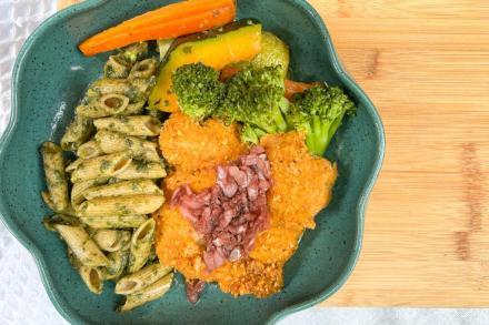 td. Sobrecoxa com crosta de amendoim, penne integral ao pesto e mix de legumes