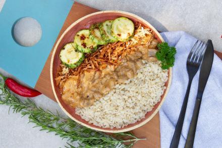 td. Strogonoff de frango sem lactose com champignon, arroz integral com brócolis, batatinha palha e legumes sauté