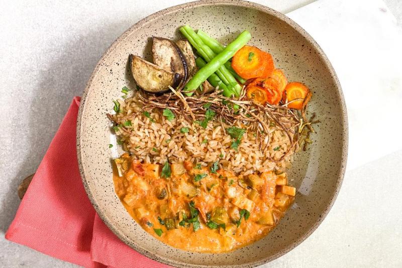 v. Strogonoff veggie de abobrinha com palmito, arroz integral, batatinha doce palha e mix de legumes