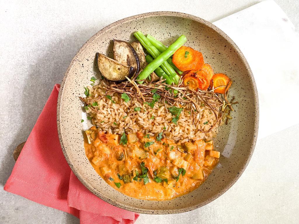 v. Strogonoff veggie de abobrinha com palmito, arroz integral, batatinha doce palha e mix de legumes