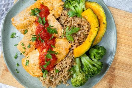 td. FILÉ MIGNON SUÍNO AO MOLHO DE TOMATE, ARROZ INTEGRAL COM LENTILHA E MIX DE LEGUMES