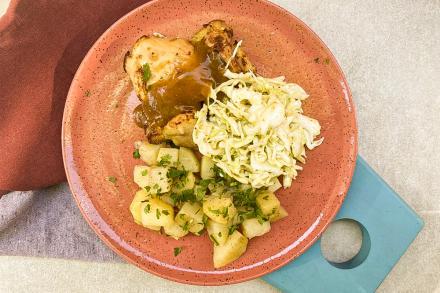 td. Sobrecoxa de frango caramelizada, batata sauté e coleslaw (saladinha de repolho)