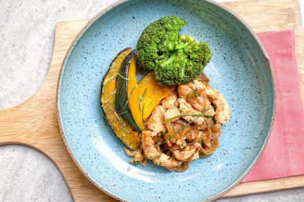 KIT Lc. Tirinhas de frango aceboladas, abóbora grelhada e floretes de brócolis ao molho ponzu