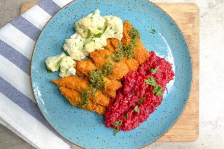 KIT td. Tirinhas de frango crocantes ao forno, pesto de ervas, risoto de beterraba com raspas de limão, cottage e couve flor ao forno