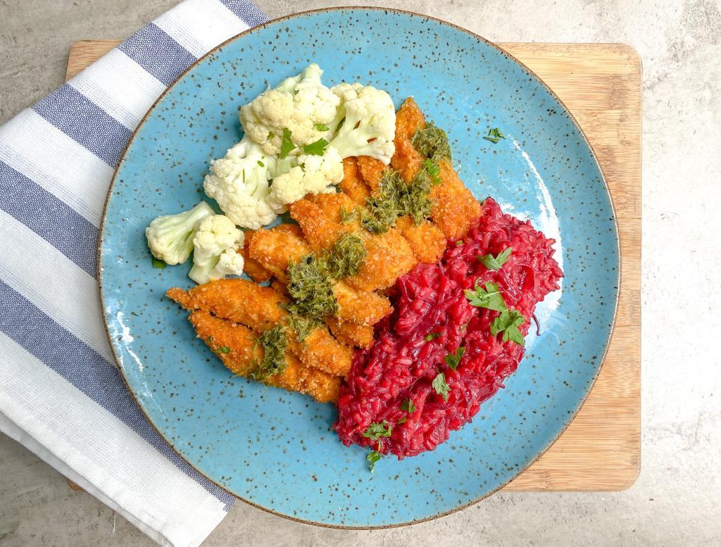 KIT td. Tirinhas de frango crocantes ao forno, pesto de ervas, risoto de beterraba com raspas de limão, cottage e couve flor ao forno