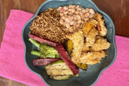 td. Tirinhas de frango à milanesa com arroz integral, feijão e mix de legumes