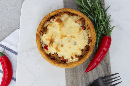 Torta low carb de carne louca e cobertura de cream cheese