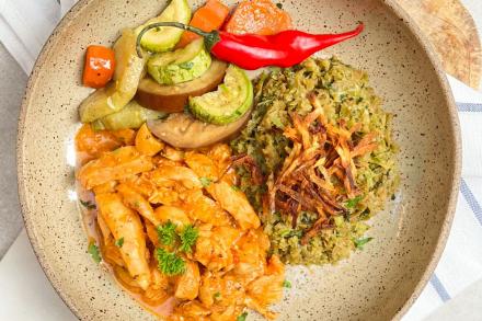 lc. Strogonoff de frango sem lactose com cogumelos, arroz low carb de brócolis e mix de legumes sauté