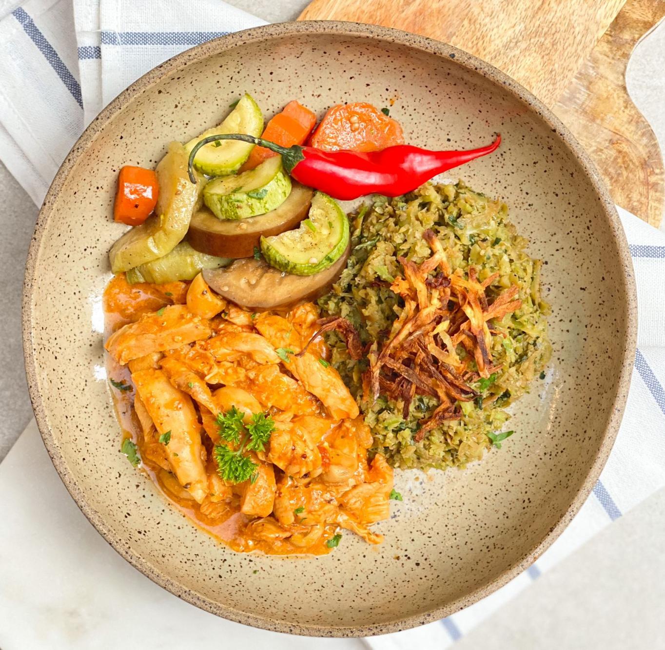 lc. Strogonoff de frango sem lactose com cogumelos, arroz low carb de brócolis e mix de legumes sauté