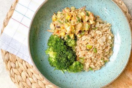 v. Salpicão cremoso de legumes, arroz integral com amêndoas e brócolis sauté
