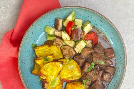 td. Carne assada ao vinho, tomilho, batata doce rústica e ratatouille