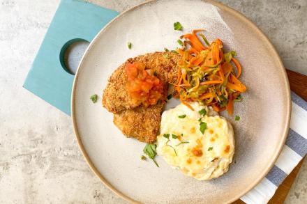 Filézinho de frango à milanesa ao forno, arroz integral com tomate seco, gratinado de batata ao molho Afredo e legumes