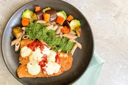 td. Filé de frango à parmegiana, massa integral ao molho pesto de manjericão e abobrinha grelhada