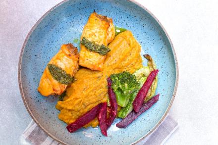 td. File de frango recheado com cebola caramelizada, purê de abóbora com cenoura e legumes ao forno